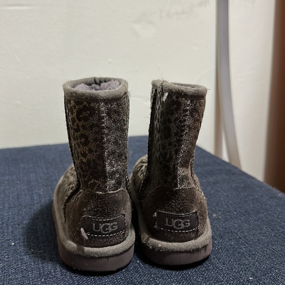 Silver/glitter cheetah print Uggs toddler - Picture 2 of 4